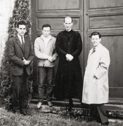 Los primeros hermanos con su Padre fundador, ante la puerta de esta iglesia.