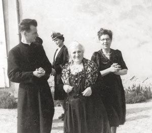 Con su abuela y su tía.