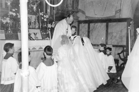 El Padre de Nantes también era cura de otras dos parroquias: aquí, comunión solemne en Pâlis. 