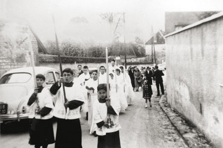 Procesión en Pâlis. “<em>Jesús volvería en la tierra, sin duda se haría cura de campo y ningún sacerdote es grande si no se asemeja al más humilde de ellos.</em>”