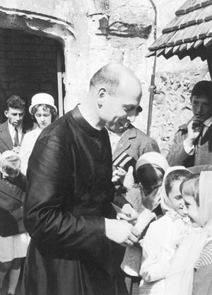 El 15 de septiembre de 1963, fue el desgarre. Mons. Le Couëdic no había aceptado que el cura de Villemaur tomara la defensa de la Argelia francesa, y lo despidió bajo el pretexto que había perdido la confianza de todos sus feligreses. Como éste lo recordó en su último sermón, “El sacerdote también es una señal impugnada, y eso toma, según las parroquias y las circunstancias, las formas que Dios quiere... El Dios que lleva consigo, y que da, lo hace estimar y amar infinitamente por los buenos, lo hace detestar y odiar por los malos. Es ya el juicio de Dios...”