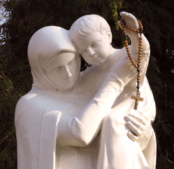 El 16 de septiembre de 1963, la pequeña comunidad se instalaba en la casa San José, en Saint-Parres-lès-Vaudes, formando “una familia cuya vocación es no poner nada por encima del servicio de la Verdad y de la Iglesia”. Poco tiempo después, los feligreses de Villemaur le ofrecieron a su cura esta estatua que, desde hace cincuenta años vela sobre nuestras casas. 