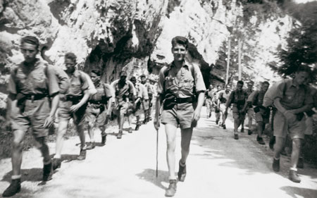 Al caminar a través de las gargantas de la Bourne.
