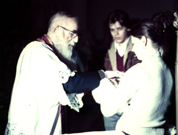 Padre Henry bautiza
